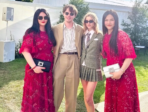 李湘带女儿在英国参加活动，这社交圈也太牛了吧！就是王诗龄这个裙子也太成熟了吧，不