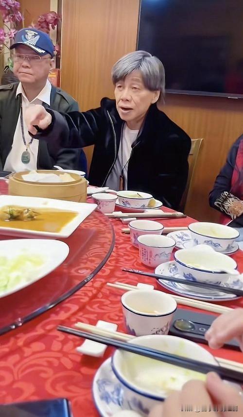 惊爆！一代功夫传奇梁小龙竟悄然离世，享年77岁！可更让人意外的是，去世前一天，他