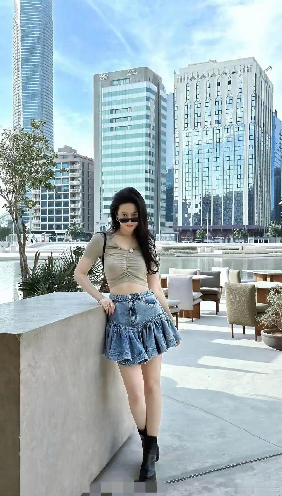 刘亦菲私服再度引发热议，清新露腰装展现甜美气质，瞬间成为时尚焦点！​