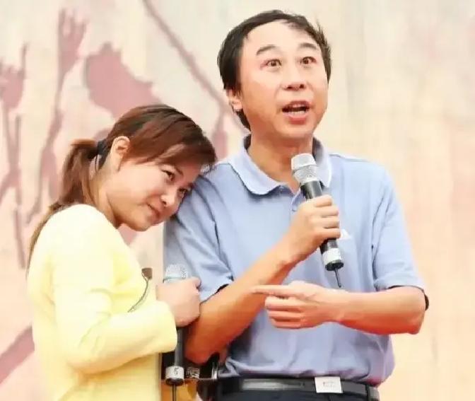 2019年，贾玲给冯巩打了个电话：“师父，我要拍部电影，想让您客串个角色，片酬不多，30万，行不？”