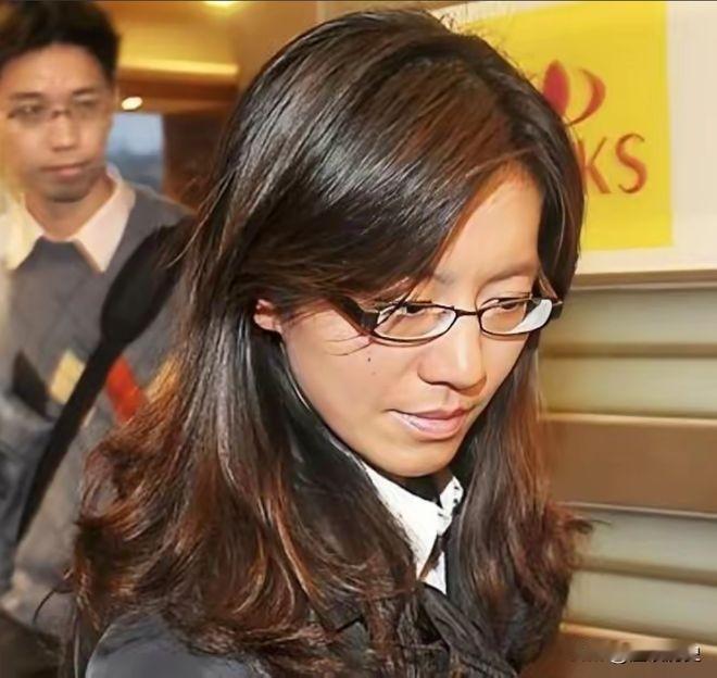 在现在的台湾岛内，陈舒怡这个名字已经成为了“台独”司法打手的代名词。不查不知道