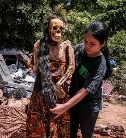 印尼有一个民族，每隔四年都会把去世的长辈从坟墓里挖出来，仔细打扮，穿上新衣服，有