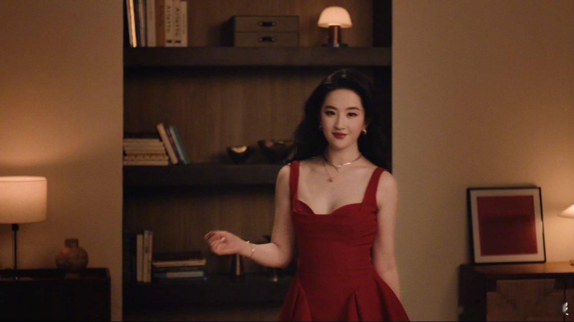 宝格丽刘亦菲烟花盛放，红裙翩跹。刘亦菲站在光影之中，温婉的笑容里藏着岁月静好。