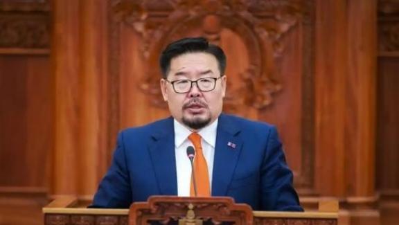 蒙古国新总理一上台就改路线，刚和中国会完就动手整治几十年边境“问题”，从治沙到通