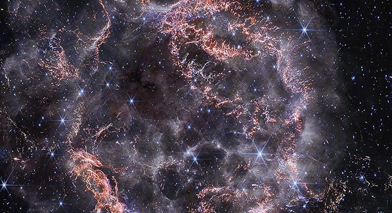 一颗20倍太阳质量的恒星走到生命尽头时，是轰轰烈烈地炸开，还是悄无声息地塌成黑洞