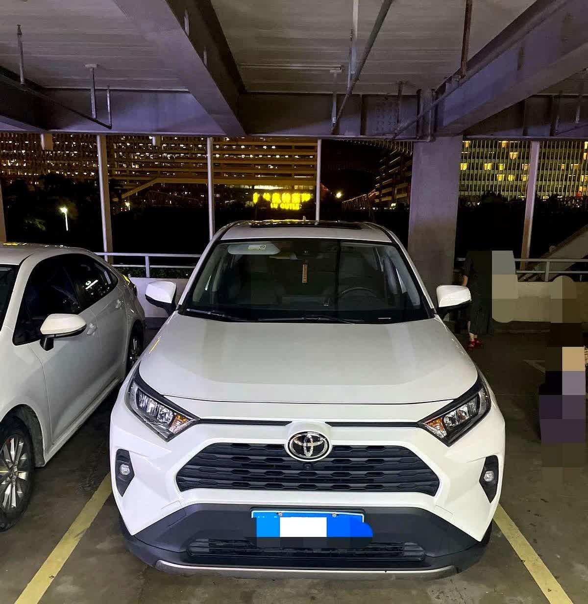 全球卖疯的丰田RAV4，在海南高速上踩到底却只听见声浪不见提速，车主手机扫码开走