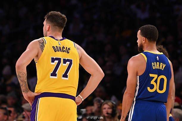 对于卢卡和库里的球风，名宿萨姆·米切尔如是说：“卢卡手里没球就打不了球，他不会空