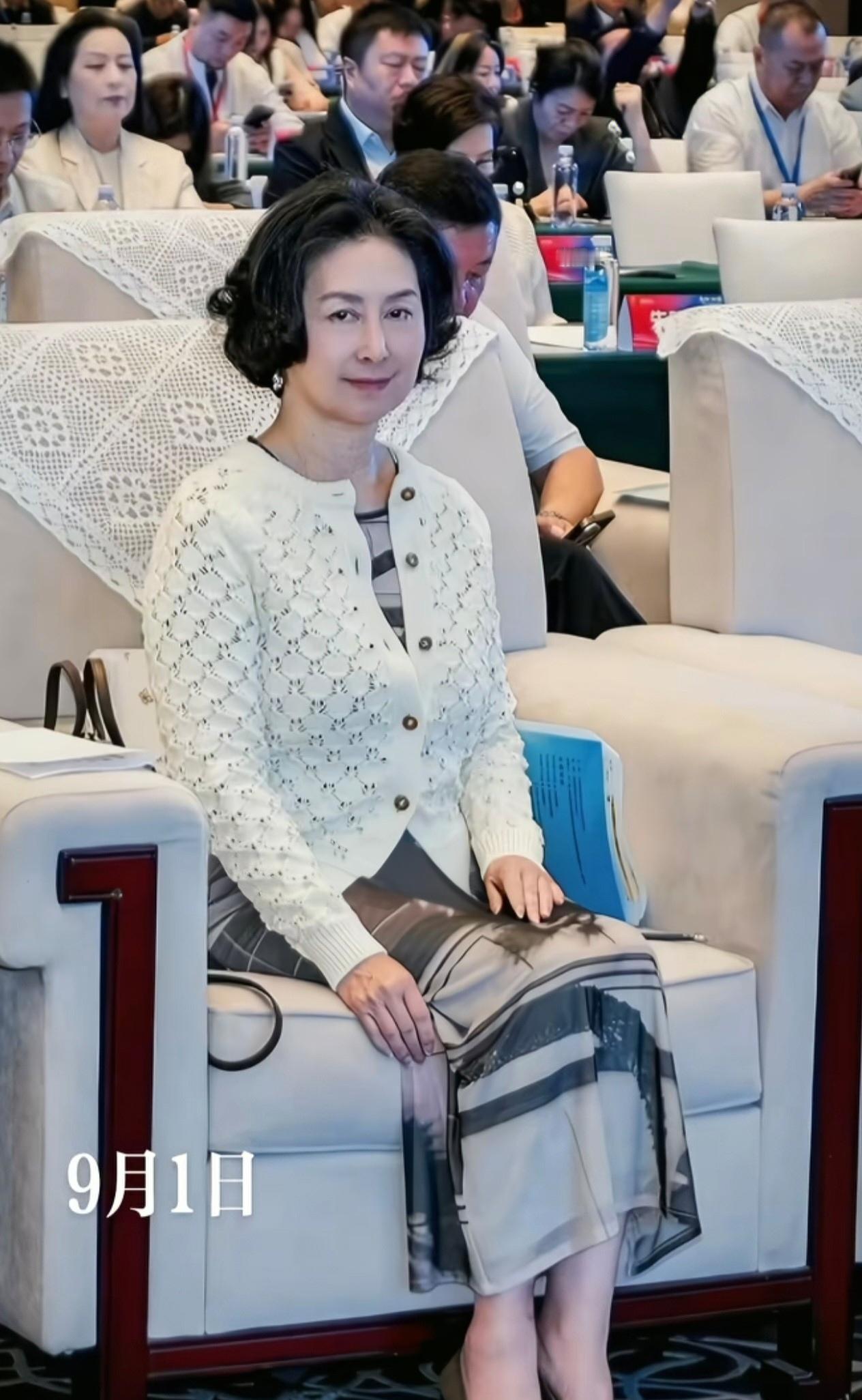 2026年9月1日，何超琼亮相乌鲁木齐文旅兴疆主题会议，助力大美新疆文旅发展。