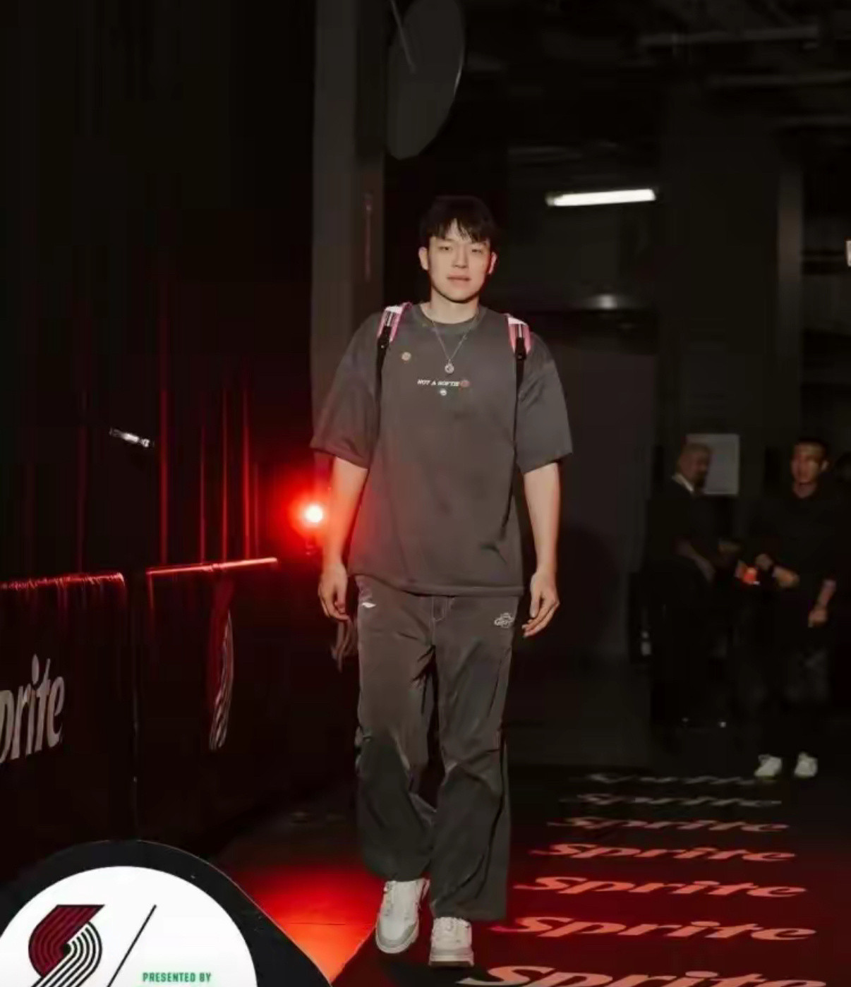 开拓者新秀杨瀚森真是痴人说梦！最近杨瀚森在参加的一个节目中，聊到了自己对明年2K