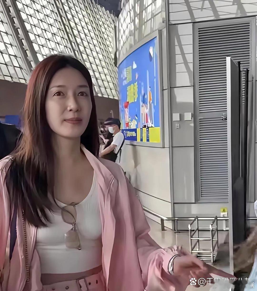 江疏影机场生图状态超能打，颜值气质双在线，生图直出也惊艳