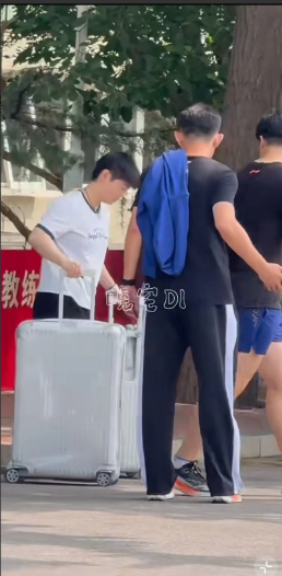 莎莎征战美利坚，山无遮、海无拦！期待你从大洋彼岸荣耀归来！帮莎宝推箱子的是谁
