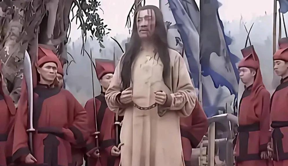 1862年6月，太平天国将领陈玉成被凌迟处死，清军将领胜保坐在行刑台上，他一脸猥