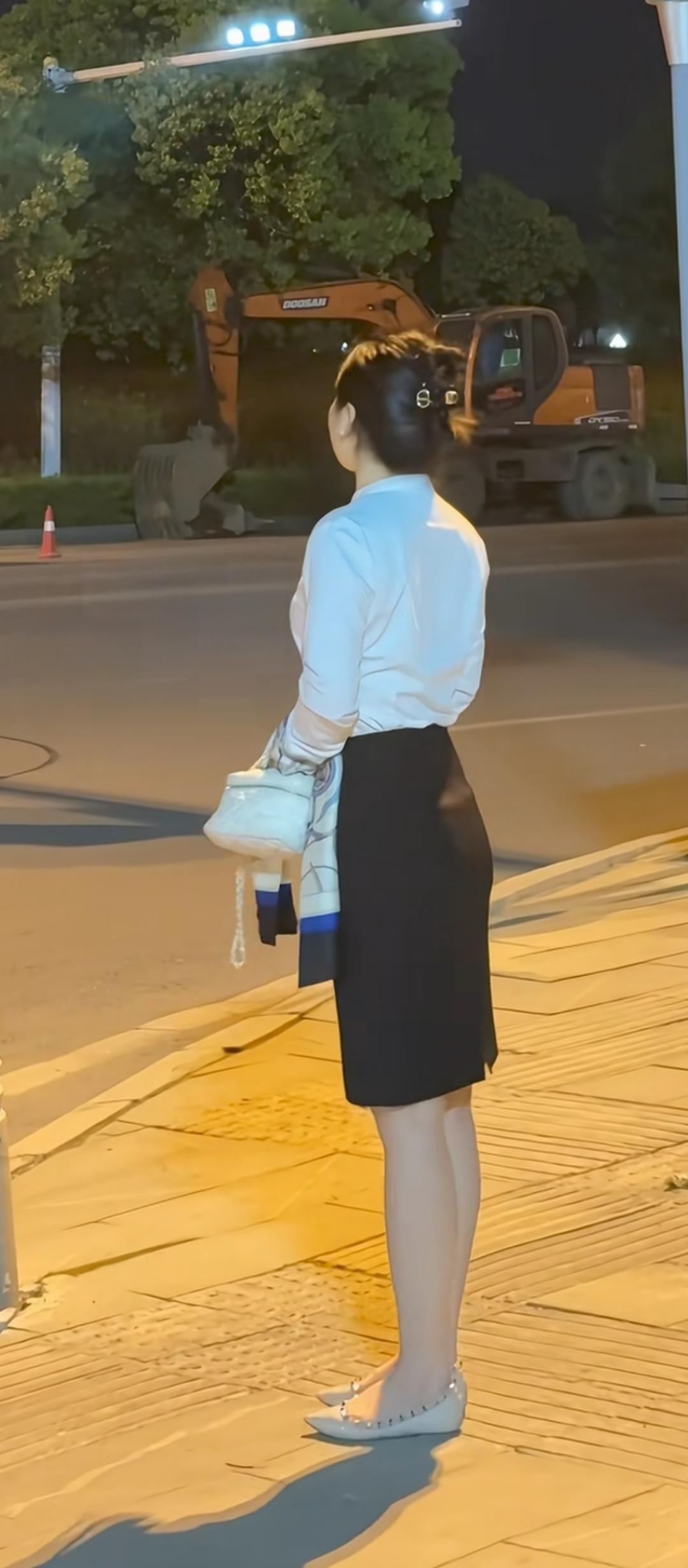 夜色中的优雅等待，都市女性的静谧时刻。