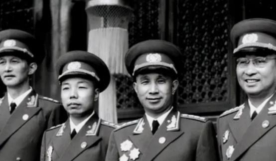铁血将军竟为儿子两次破例？深扒粟家父子不为人知的"特权"真相开国大将粟裕一生