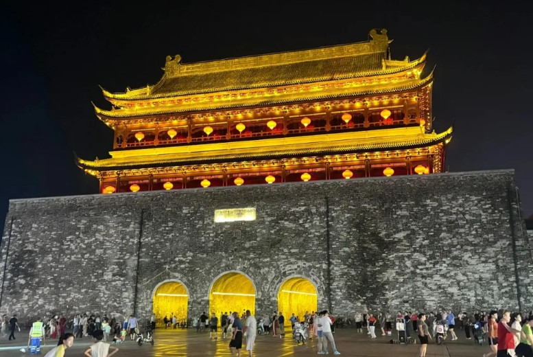 没有什么建筑是永垂不朽的，古楼坍塌不奇怪，毕竟到了年限，今天塌或者明天塌都正常。