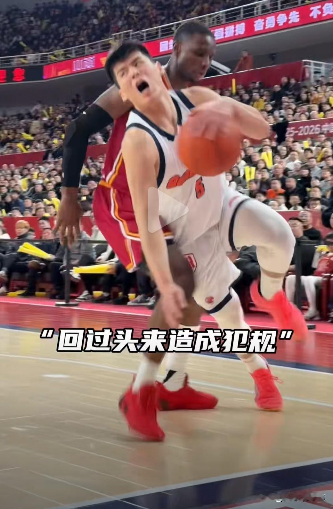 不懂就问！山西外援迪亚洛场上多次恶意侵犯对手，尤其对国内球员，使出抬腿、飞踢、肘