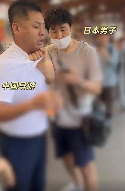 9月6日，一个中国旅游团在日本镰仓江之岛车站等车时，一个日本人突然无缘无