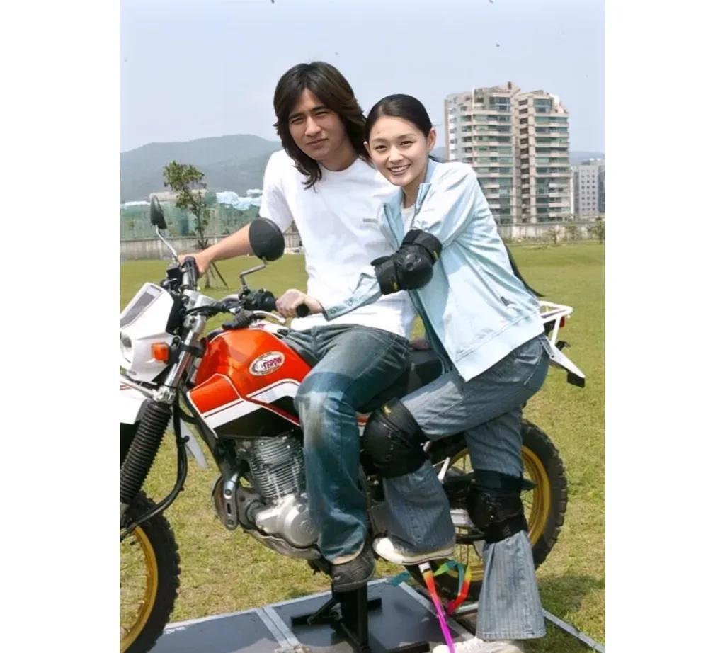 2004年，周渝民与大S在一辆摩托车上，留下的美好瞬间。周渝民当时二十三岁，阳光