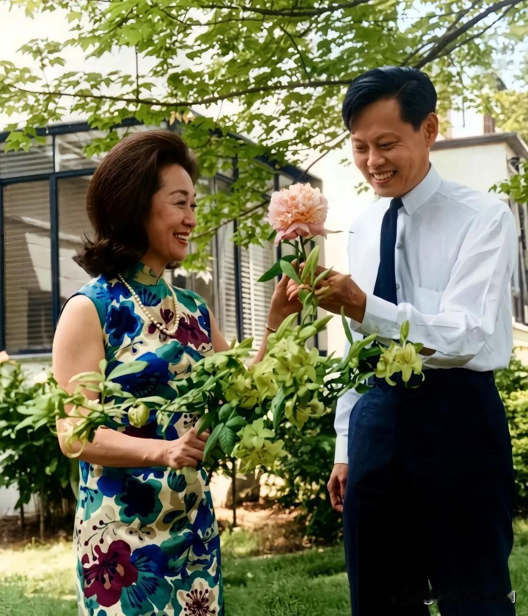 1966年，时年44岁的杨振宁在美国普林斯顿庭院中，与时年39岁的杜致礼一张十分