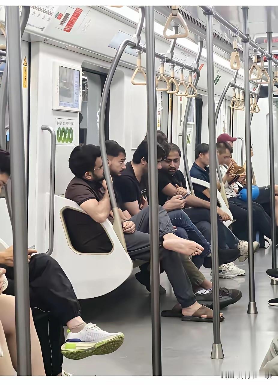 警惕！从长远来看，未来的广深，不仅仅会“被黑人挤满”，也会“被印度人挤满”。重拳