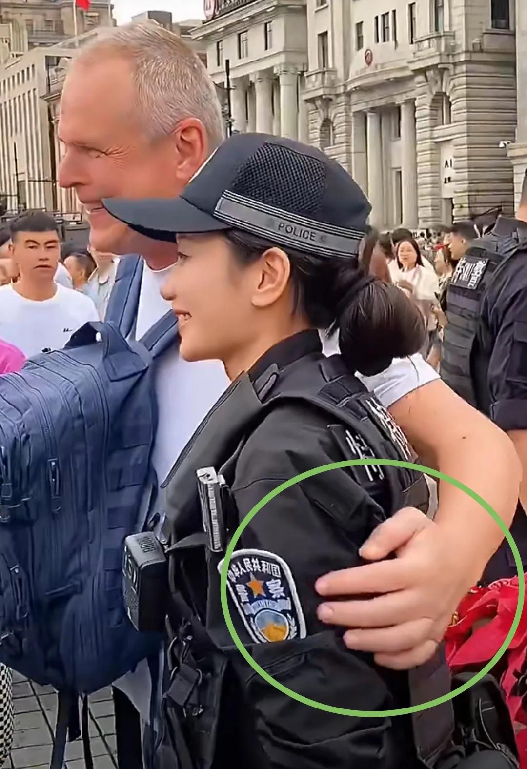 上海外滩，一名外国男游客找女特警合影，谁也没料到，在合影时他突然伸手搂住女特警。