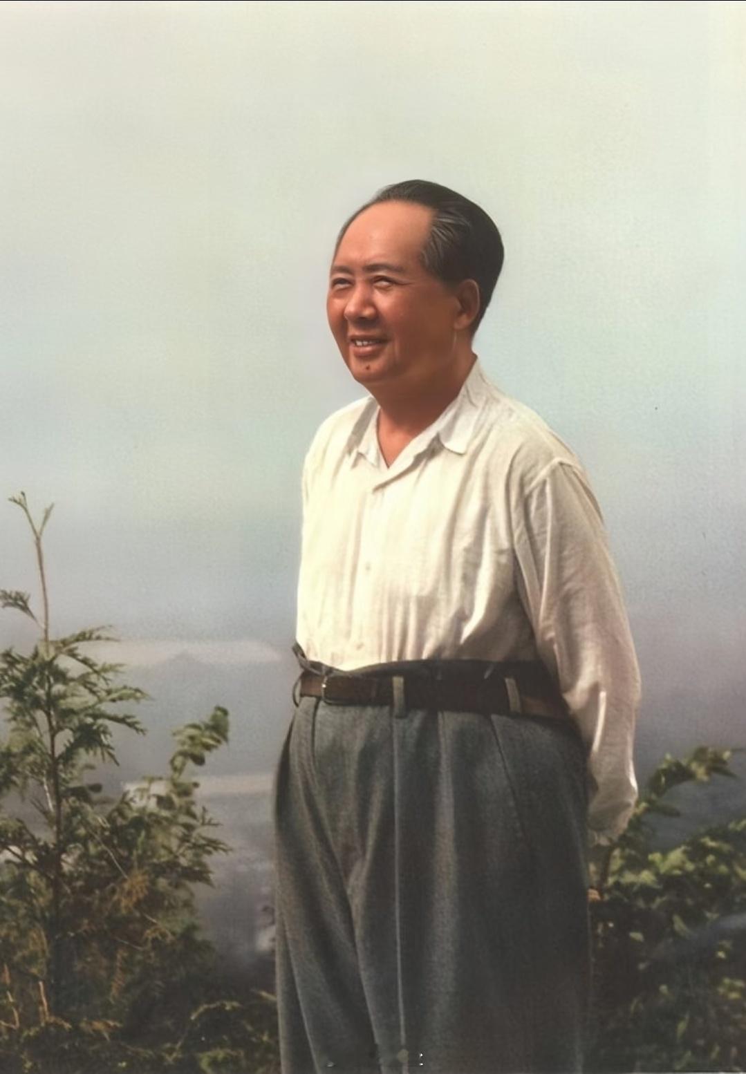 长征途中，艰苦卓绝，千难万险，在他看来：“五岭逶迤腾细浪，乌蒙磅礴走泥丸〝一般轻