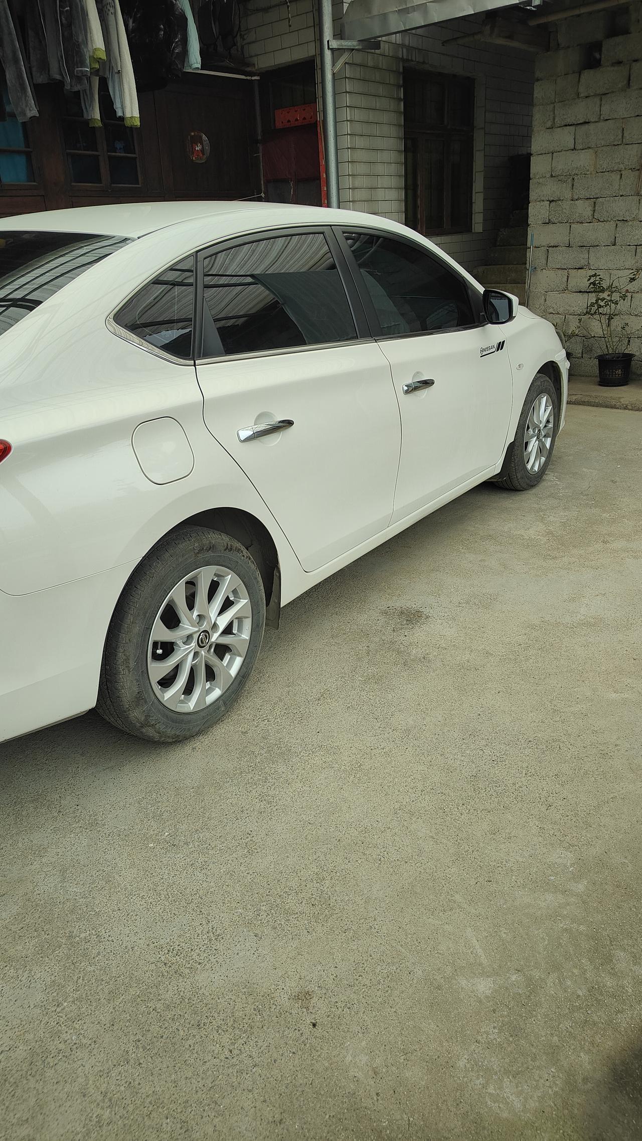 轩逸的侧身挺好看的