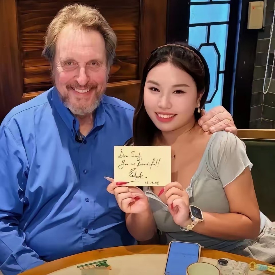 马斯克爸爸真是艳福不浅，来中国玩几天，身边总是不缺美女陪伴，就是吃顿饭也有一大群
