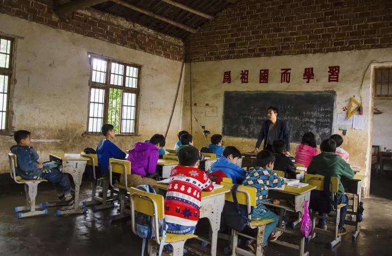 真的是时代变了啊！一位五十六岁的乡村老教师说，他参加工作时二十一岁了，工作两年后