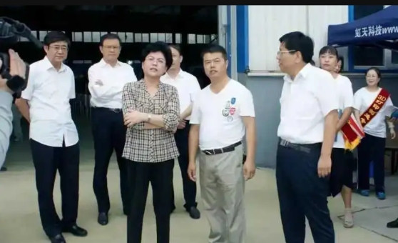 站在领导身后，这种姿势是不是不专业?