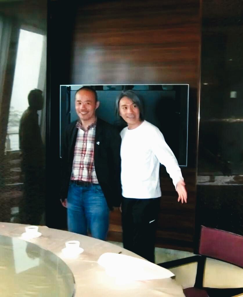 真稀罕，周星驰这是请谁吃饭，竟然这么热情，笑容满面，挨得如此紧密，就差勾肩搭背了