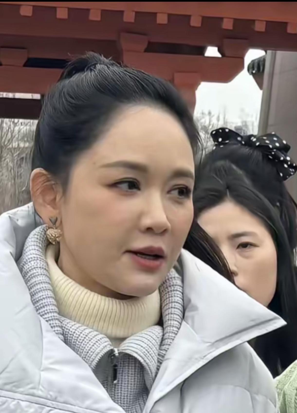 一直好奇，不针对陈乔恩，是所有人，明明皮肤很好，但是就是看出年龄不小，究竟从哪里