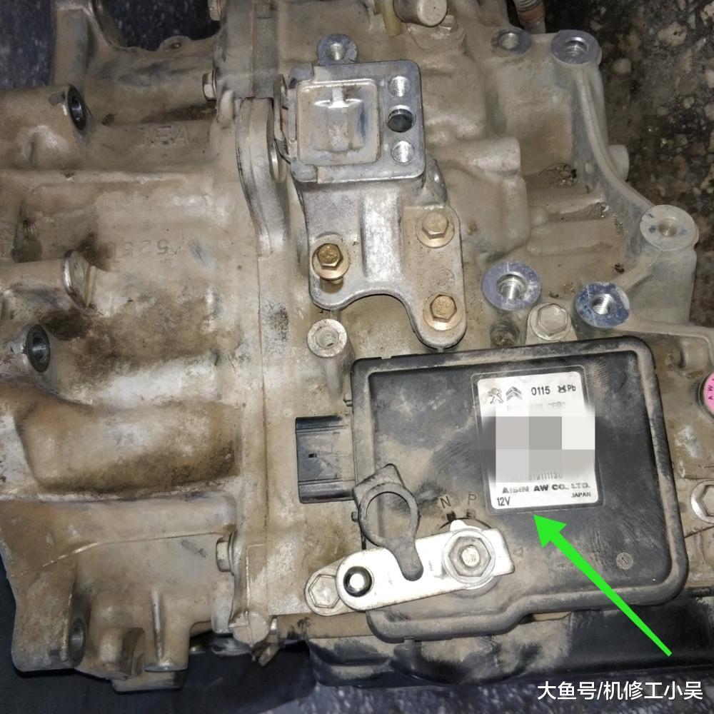 变速箱被抬下后, 看着发动机漏油的位置, 标致408车主