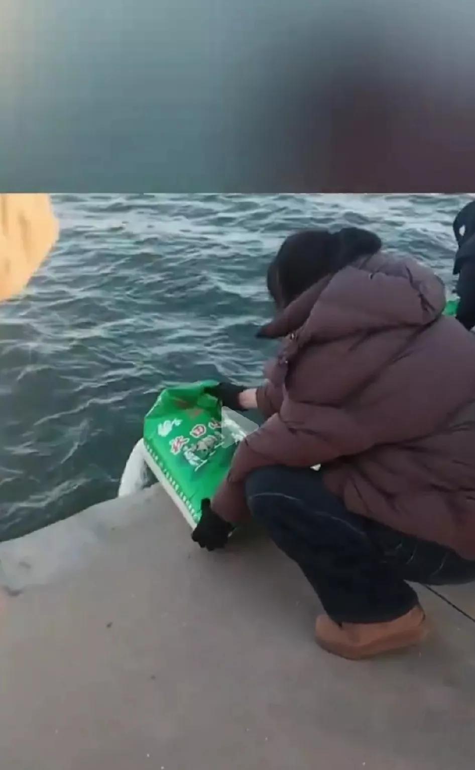 放生大米的大妈大爷也是可怜之人，他们应该遇到了解不开的困难否则很难理解出此下策