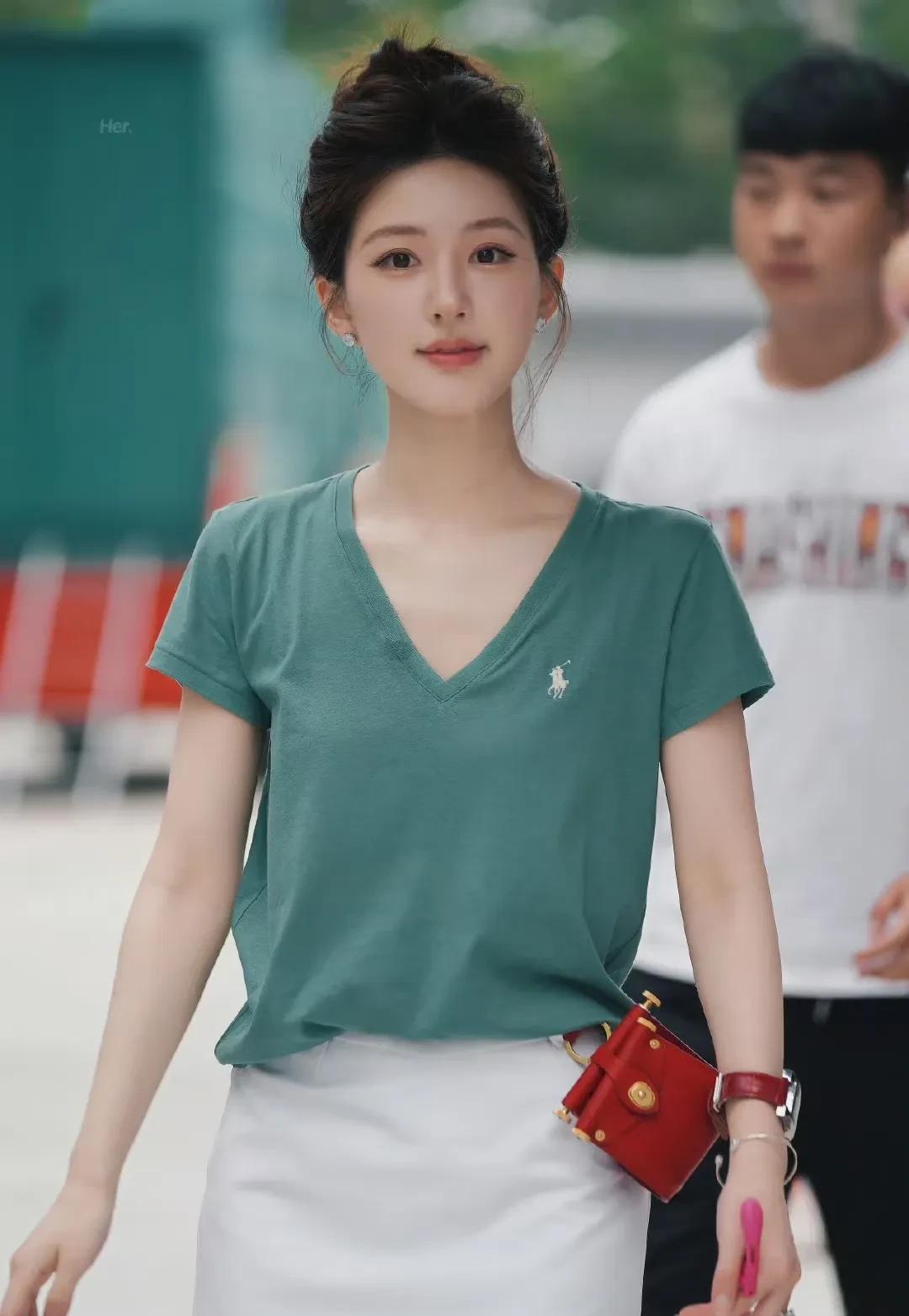 研究了半天发现如果赵露思想跟经纪公司成功解约的话她的赔偿违约金的金额，大概是