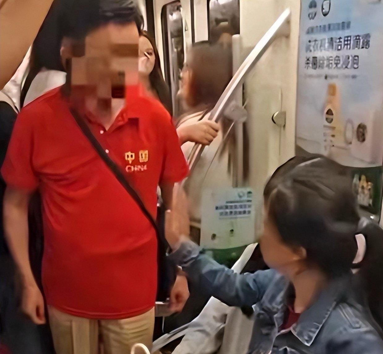 看完成都地铁老人强行抢座的新闻，我特意去问了七十多岁的老爸，本以为同龄人会共情这