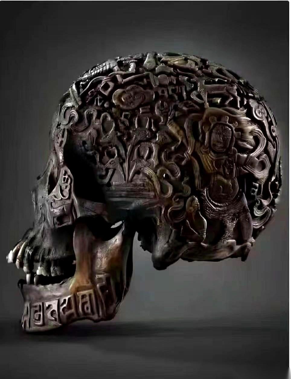 在美国的一家“死人博物馆”，聚光灯下，一颗泛着暗黄色的头骨静静躺在展柜里。如果