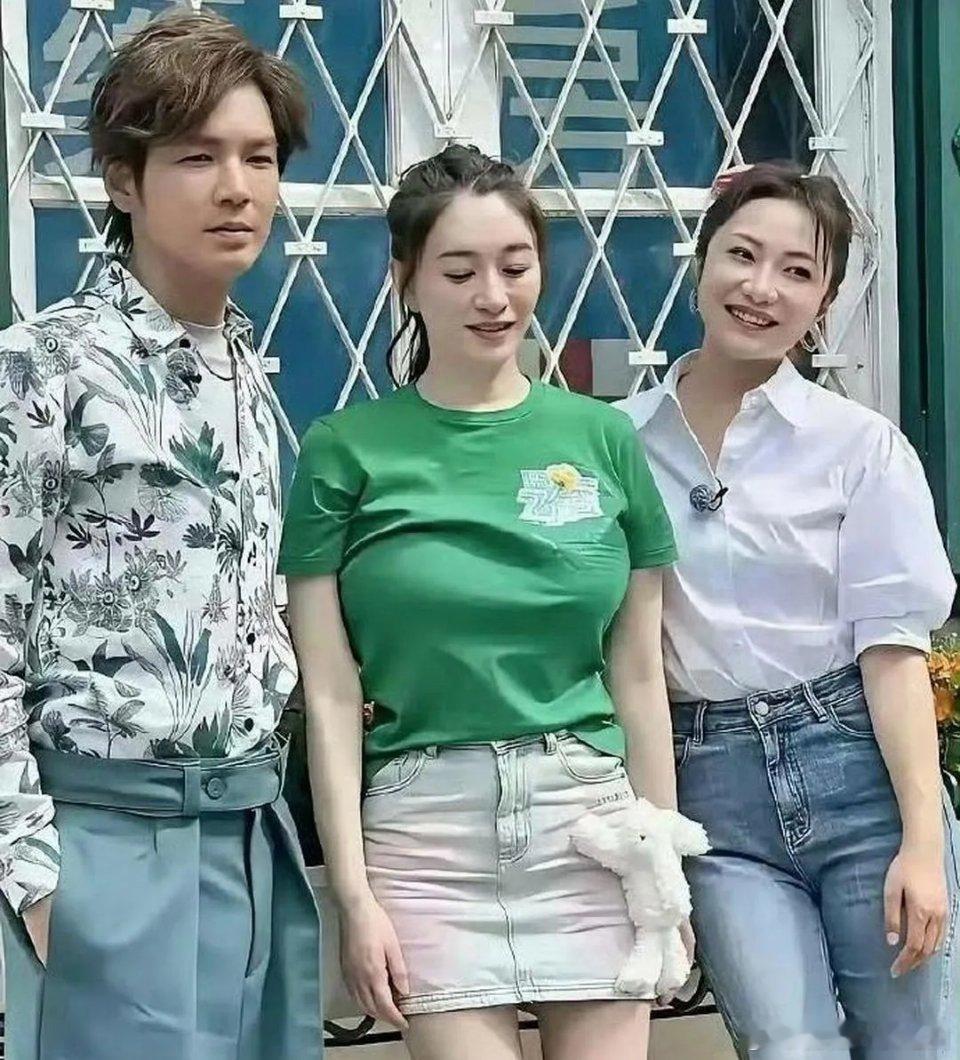 李小冉早年的无修生图简直绝了！她的皮肤白得发光，状态极佳，怪不得是公认的冻龄女神