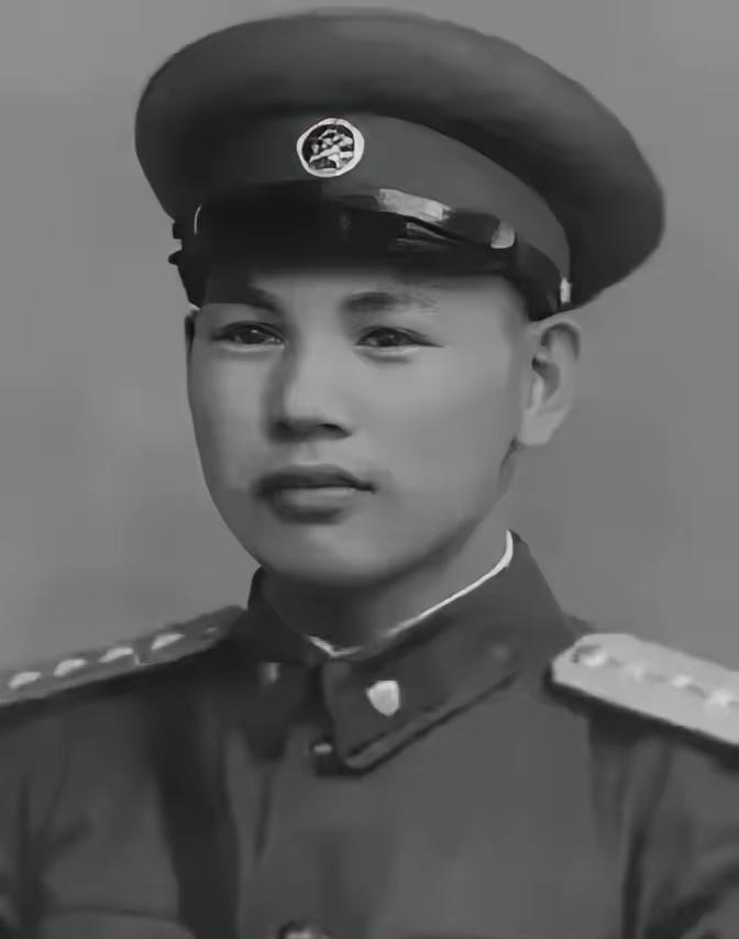 1945年，八路军在公路上伏击日军，排长见日军人数太多，就下令撤退，谁知一个小战