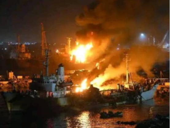 沙特摧毁两艘阿联酋军火船，爆炸火光照亮整个港口，白宫：这下麻烦大了！”曾经在