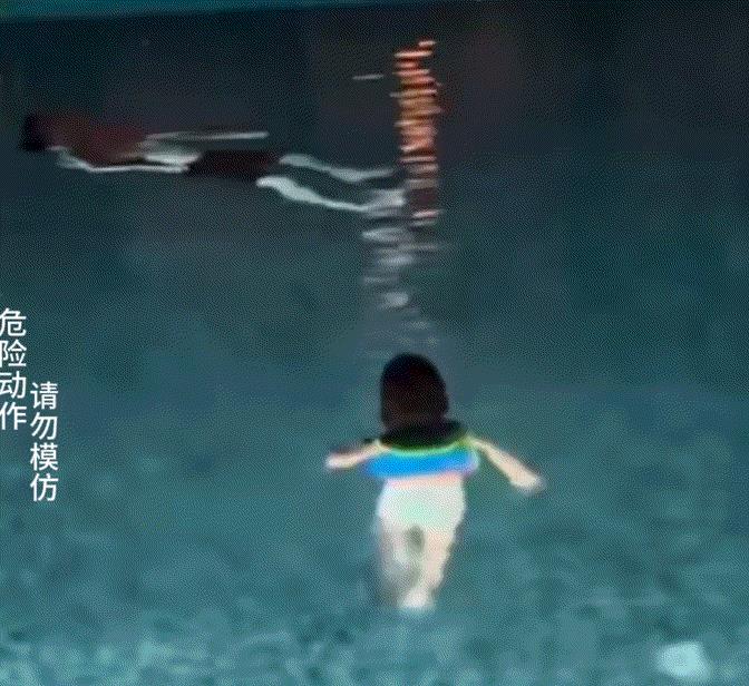 “最小救生员上线”！一宝妈在网上晒出，自家1岁9个月的宝宝在游泳池中，靠着自己的