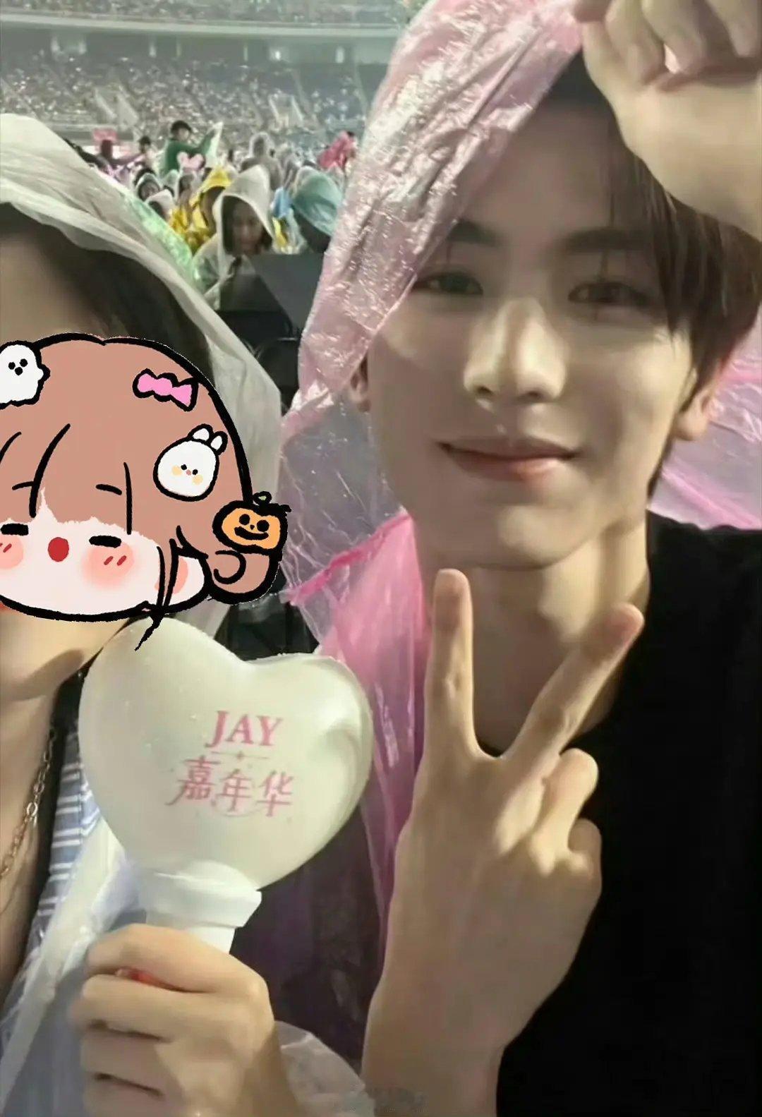 张凌赫把偶遇都拍成了情侣照，此男好强的cp感……