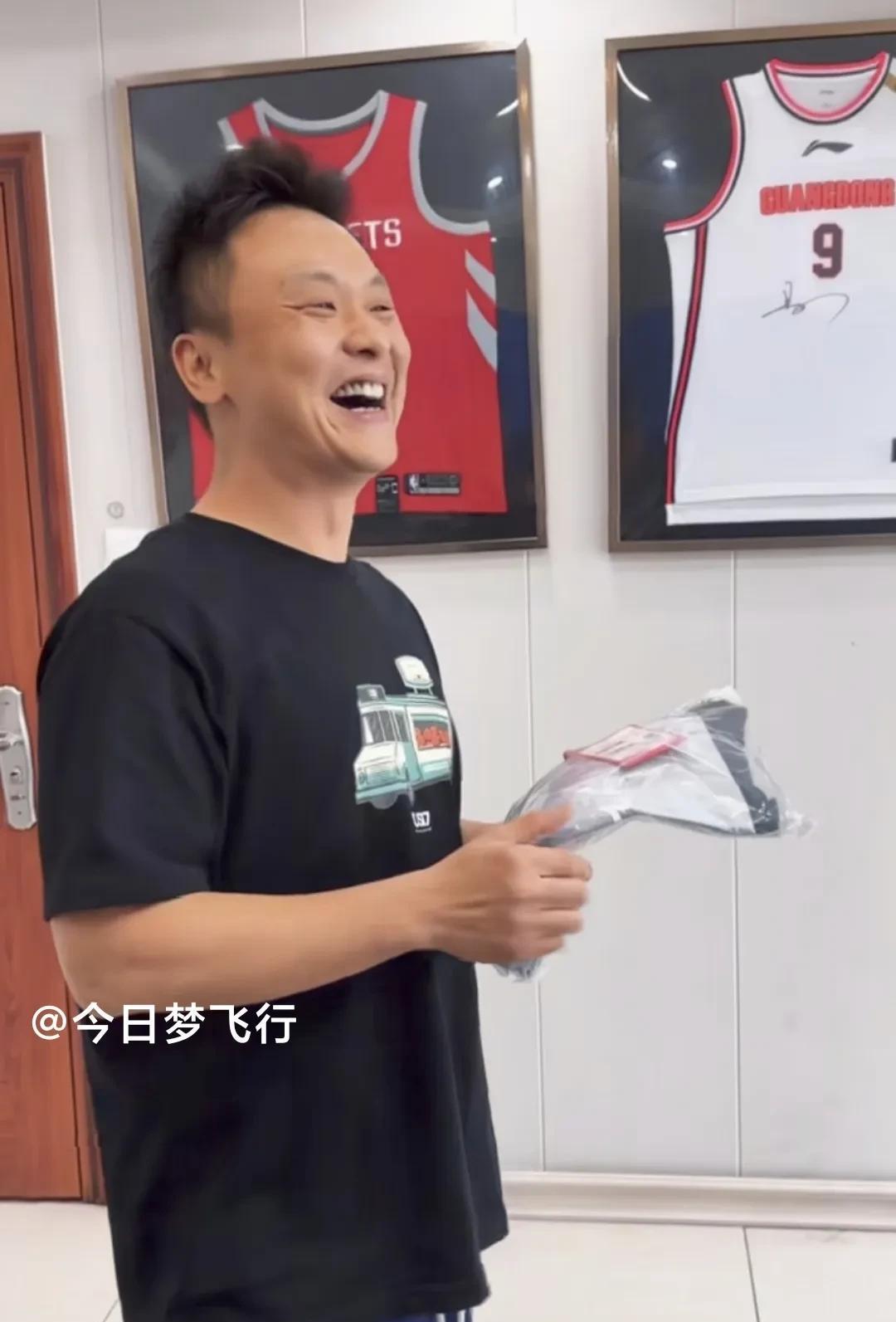 关辛团队在赵睿家开的餐馆搞团建！日前，广体记者关C傅带着他的“金牌小密探"团队
