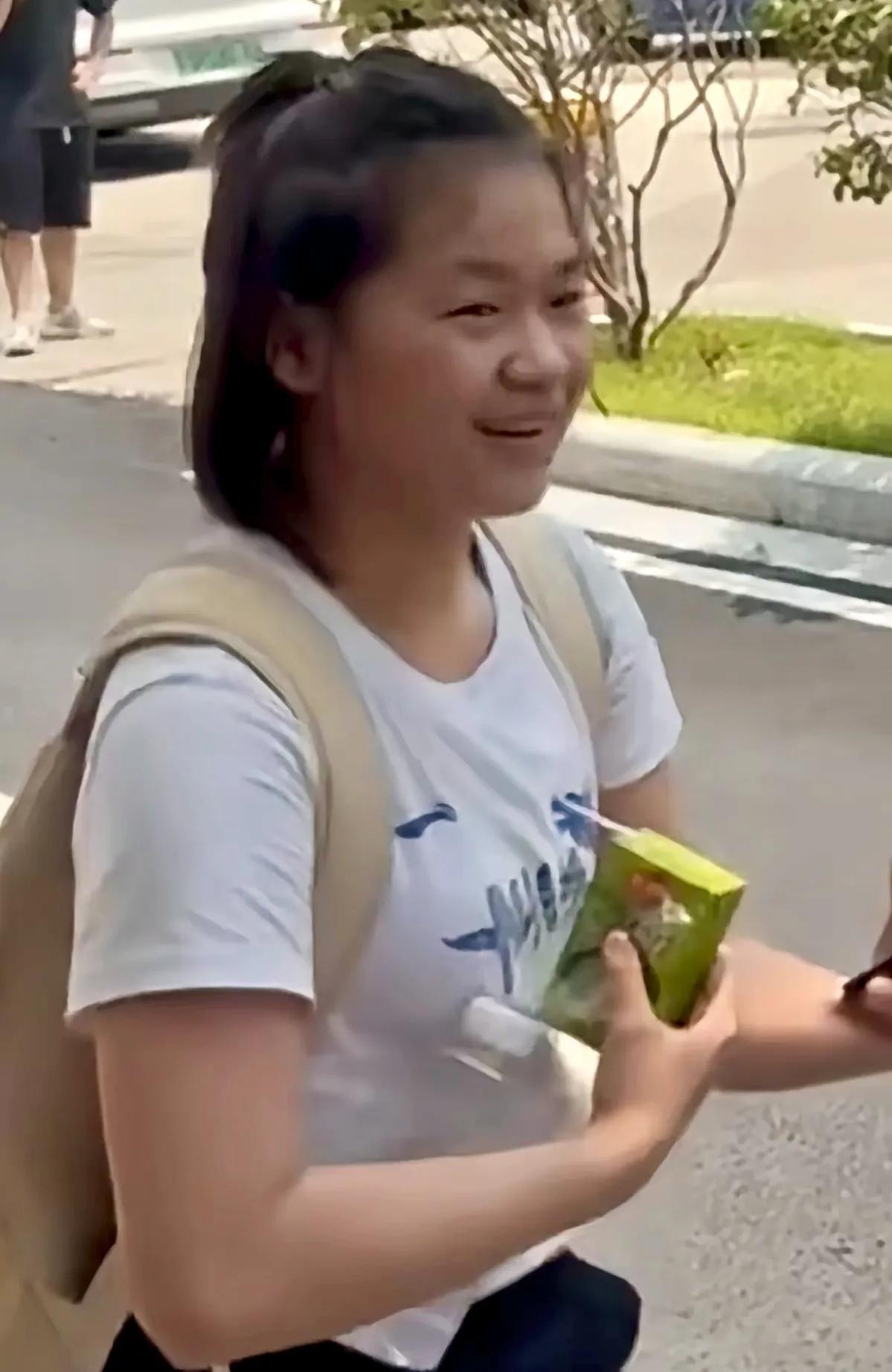 这才是全红婵的最新形象，头发不长不短，头顶能扎个小辫，肌肉结实，看着有健壮有
