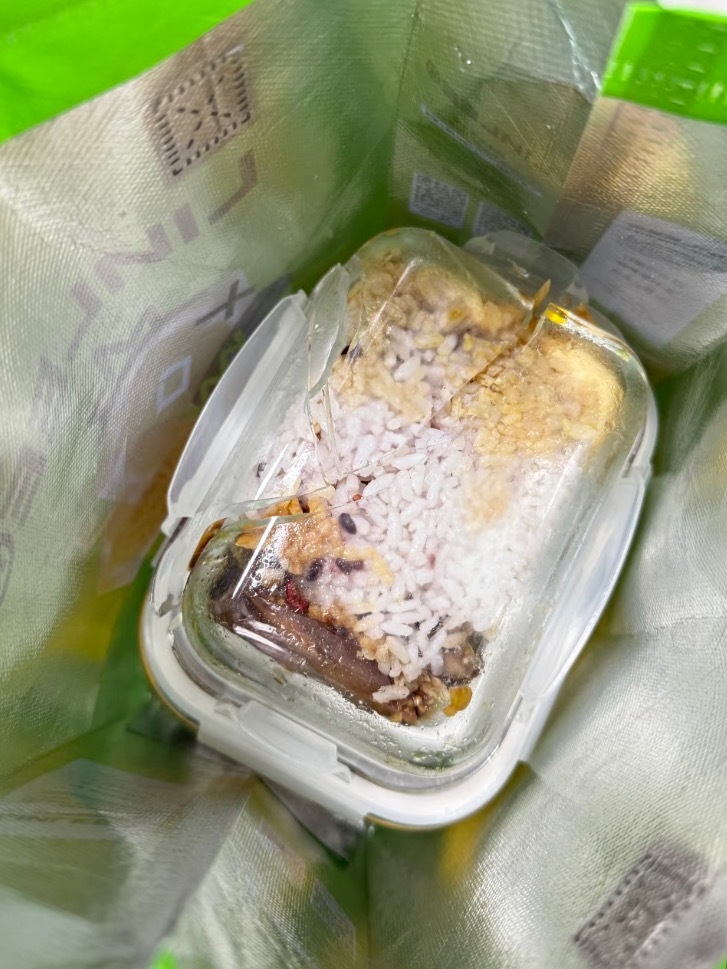 当你上班带饭但饭盒碎了时压垮打工人的最后一根稻草[哭哭]我的精神状态凉好我的幽默