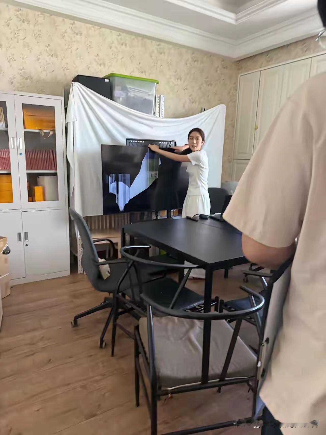 我们是个小公司，租了一套三居室作为办公地点，其中一个房间作为小型会议室……老板让