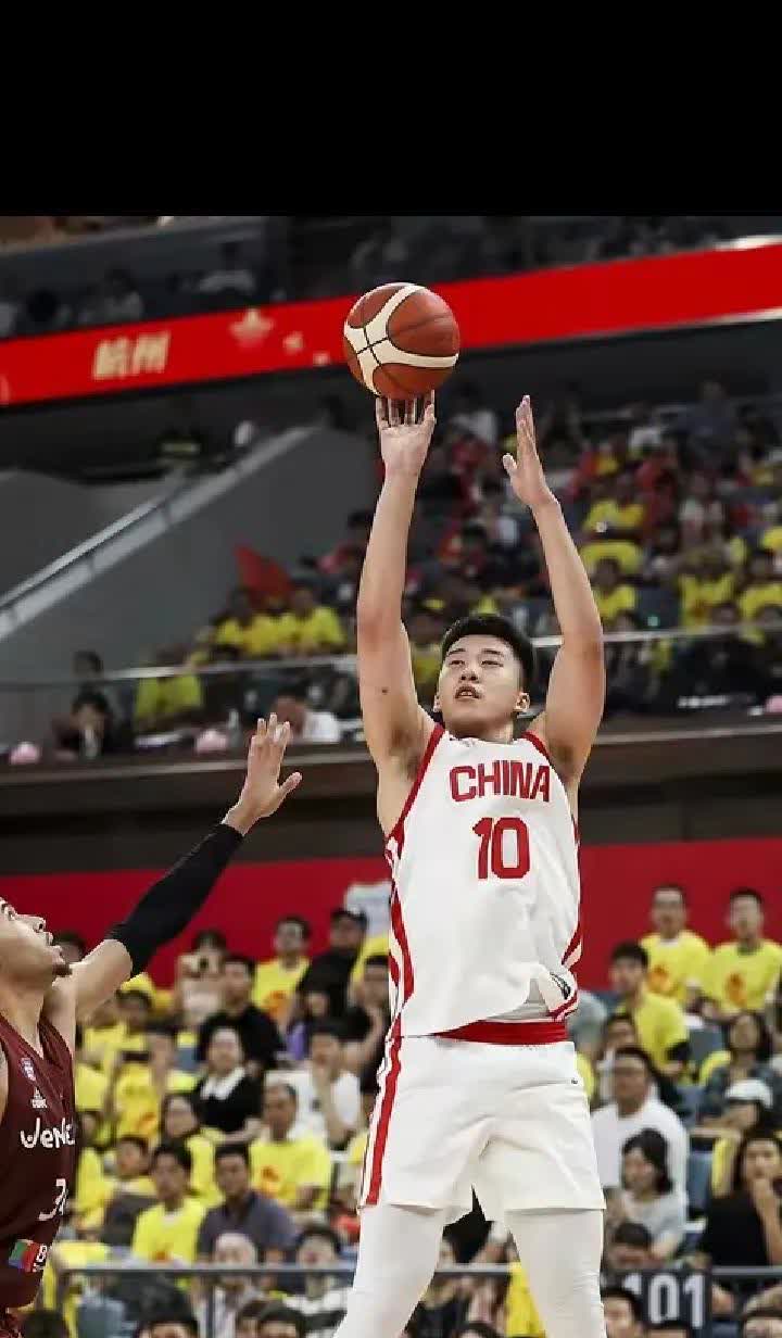 中国男篮未来锋线答案王俊杰。王俊杰，今年20岁，身高2.06，体重104公斤