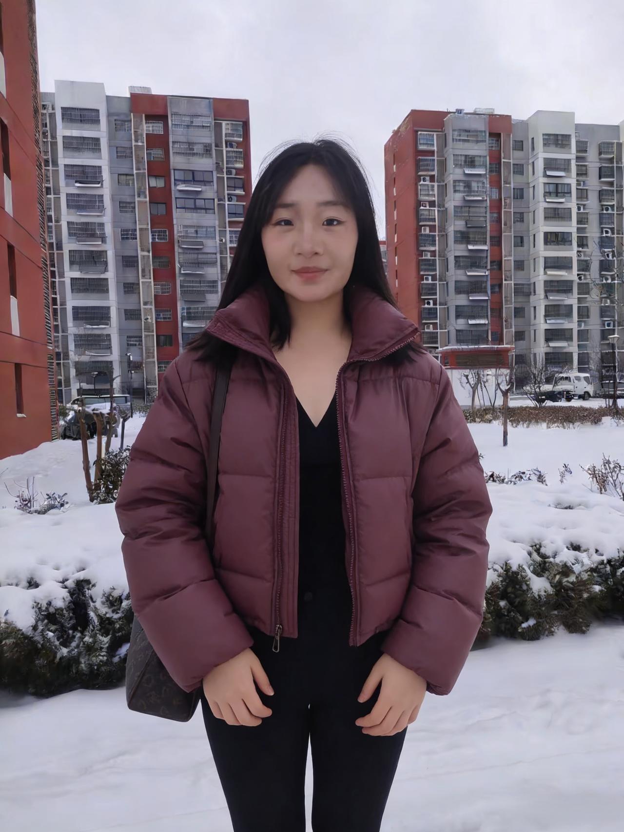 素雪裹芳丛，清姿映碧空。回眸风乍起，衣袂带香融。