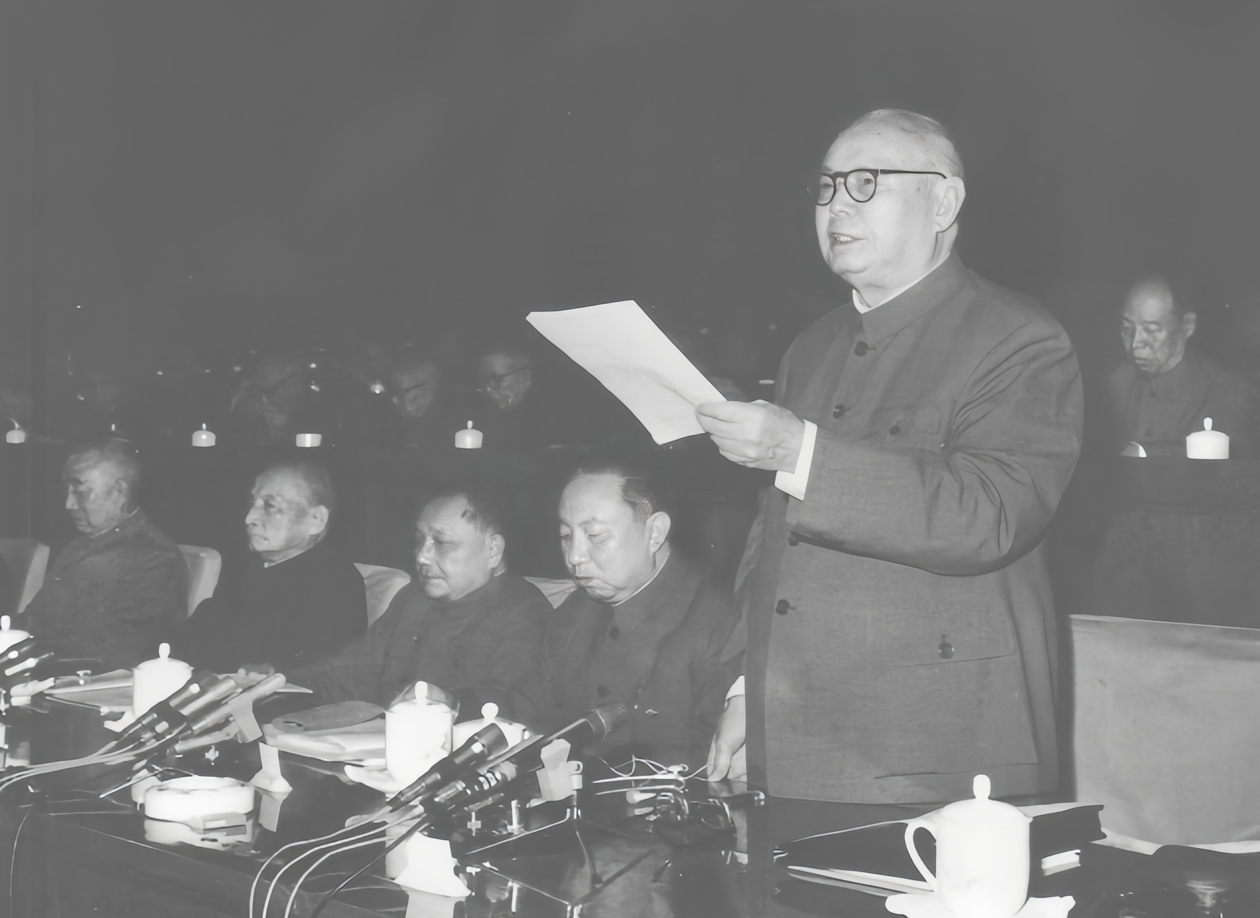 1980年，华国锋主动提出辞去中央主席和军委主席等领导职务。同时他推荐叶剑英担任