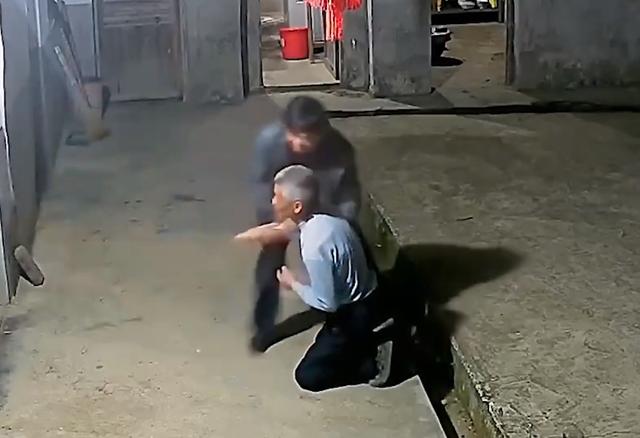 那一跪，跪出了渐行渐远的传统温情一位母亲去世，儿子亲自去亲戚家，一进门就跪下磕